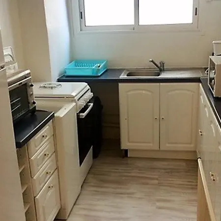 דירה F3 Avec Balcon Expose Sud, 2 Chambres, Proche Commodites A Amelie-les-bains - Fr-1-703-42 *